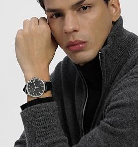 Relógio Calvin Klein Modern Mesh 25200050 no pulso de um homem