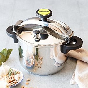 Panela de pressão Monix Classica 8 litros em uso, com alho e grão-de-bico