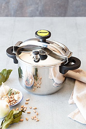 Panela de Pressão Monix Classica 8 Litros — Aço Inoxidável 24 cm Panela de pressão Monix Classica 8 litros em uso, com alho e grão-de-bico